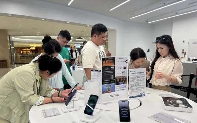 海南封关首日：30克金饰省近万元，居民排长队买榴莲