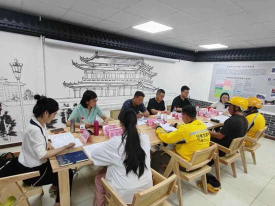 北京一副局长骑电动车送外卖，“原以为骑手最关心社保政策，没想到他们张口就是‘别罚我款’”