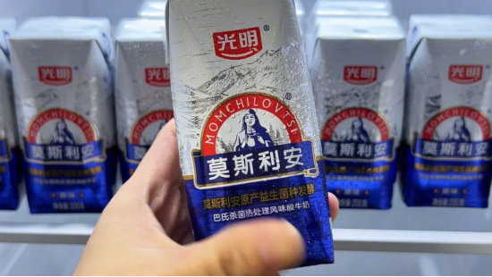 上海奶罐子“漏”了？ 光明乳业“失守”大本营，营收三连降，董事长薪酬翻倍 | BUG图3