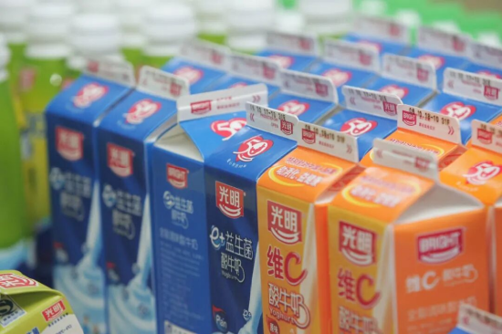 上海奶罐子“漏”了？ 光明乳业“失守”大本营，营收三连降，董事长薪酬翻倍 | BUG