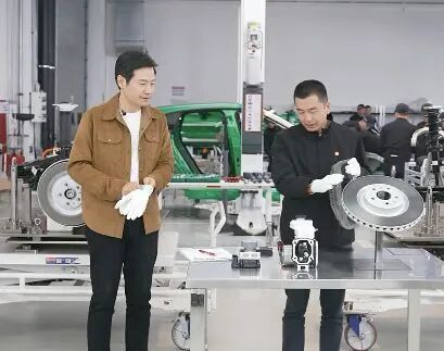 雷军直播现场拆小米YU7：希望大家说公道话，不要故意找茬！车轮易撞掉是“丢轮保车，四两拨千斤”的策略