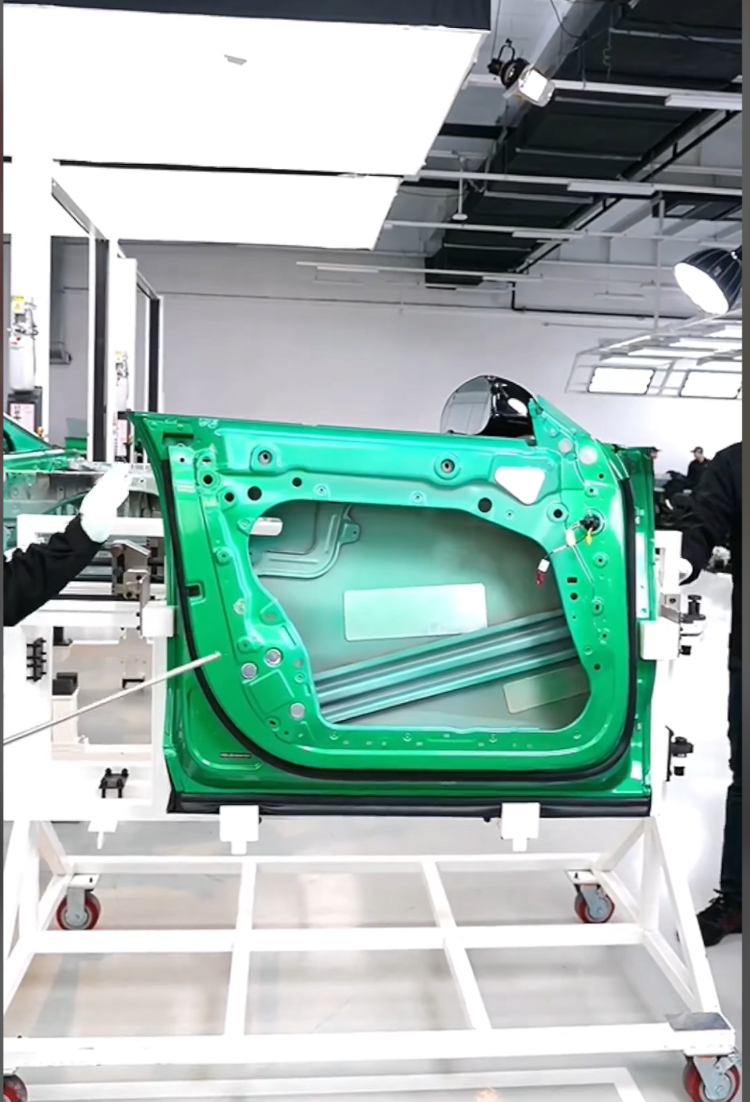 雷军直播现场拆小米YU7：希望大家说公道话，不要故意找茬！车轮易撞掉是“丢轮保车，四两拨千斤”的策略